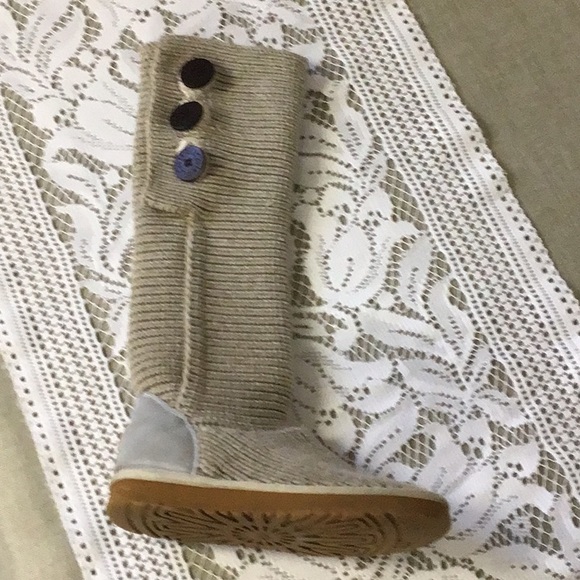 UGG knitted boots with 3 wooden buttons, cream/tan with grey heel - Picture 8 of 16